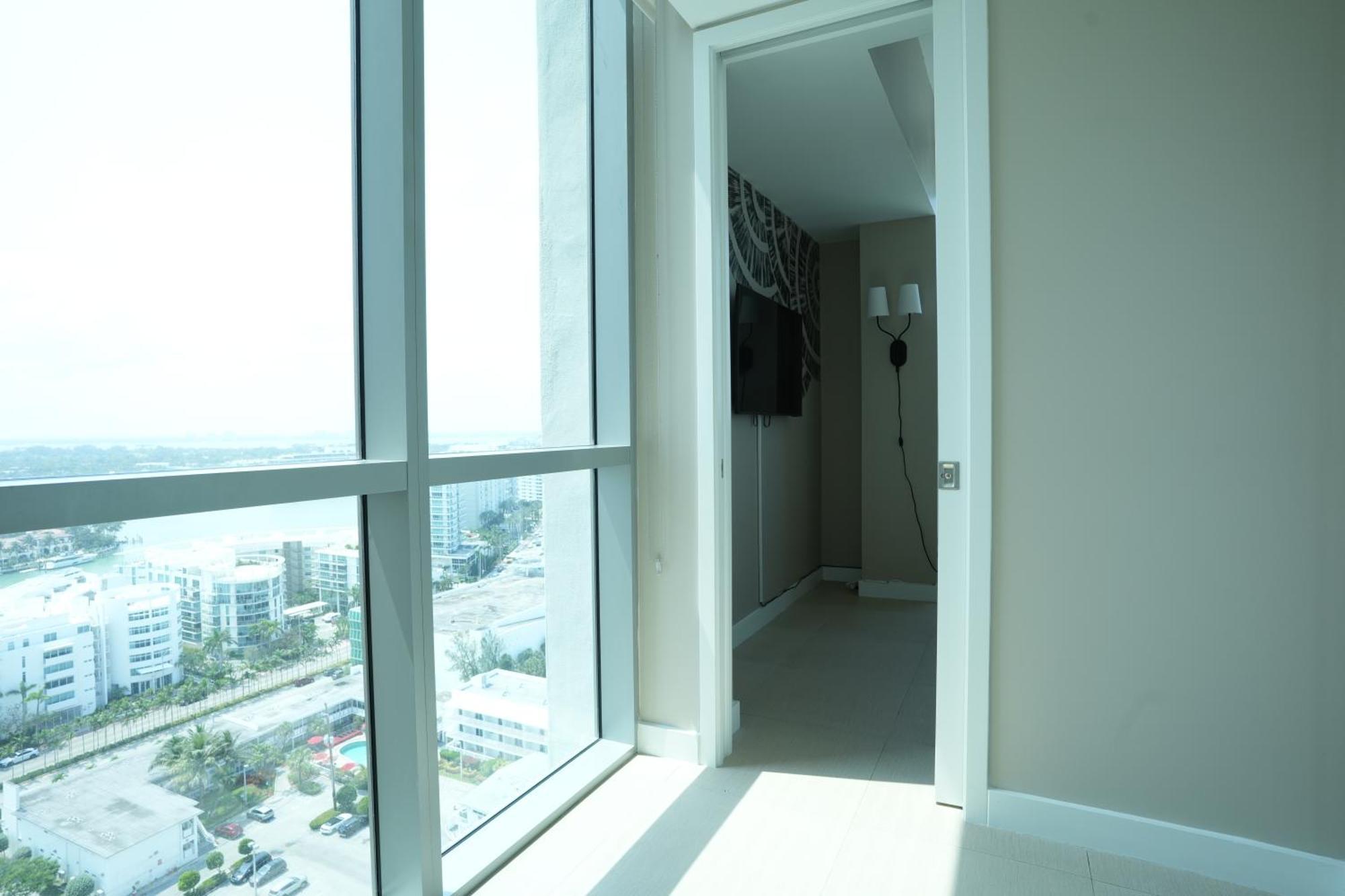 Monte Carlo Miami Beach Room photo