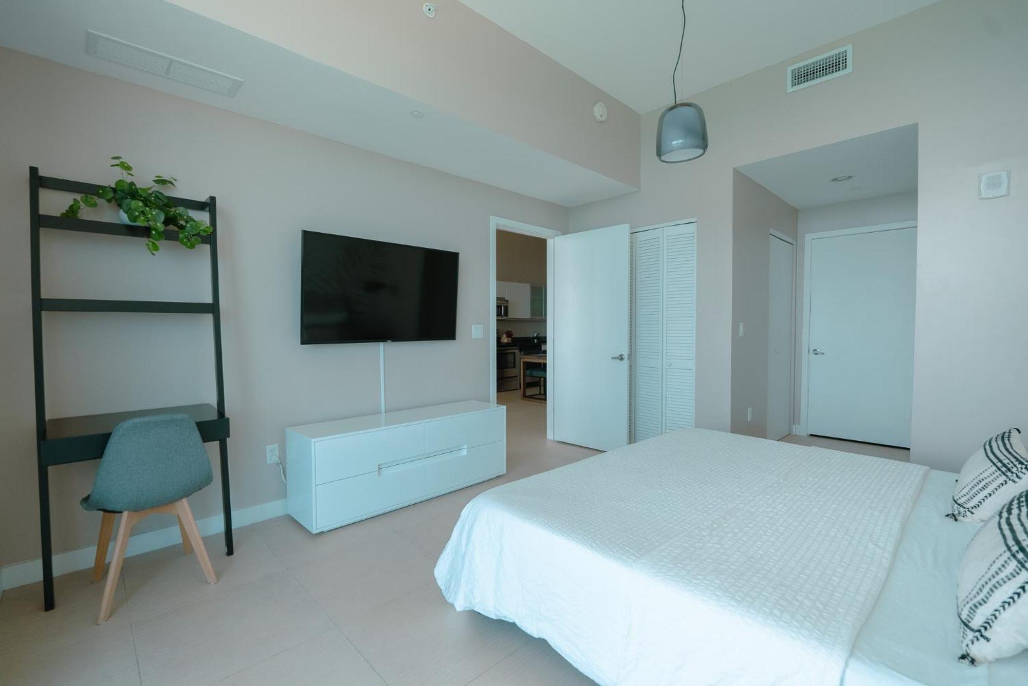 Monte Carlo Miami Beach Room photo