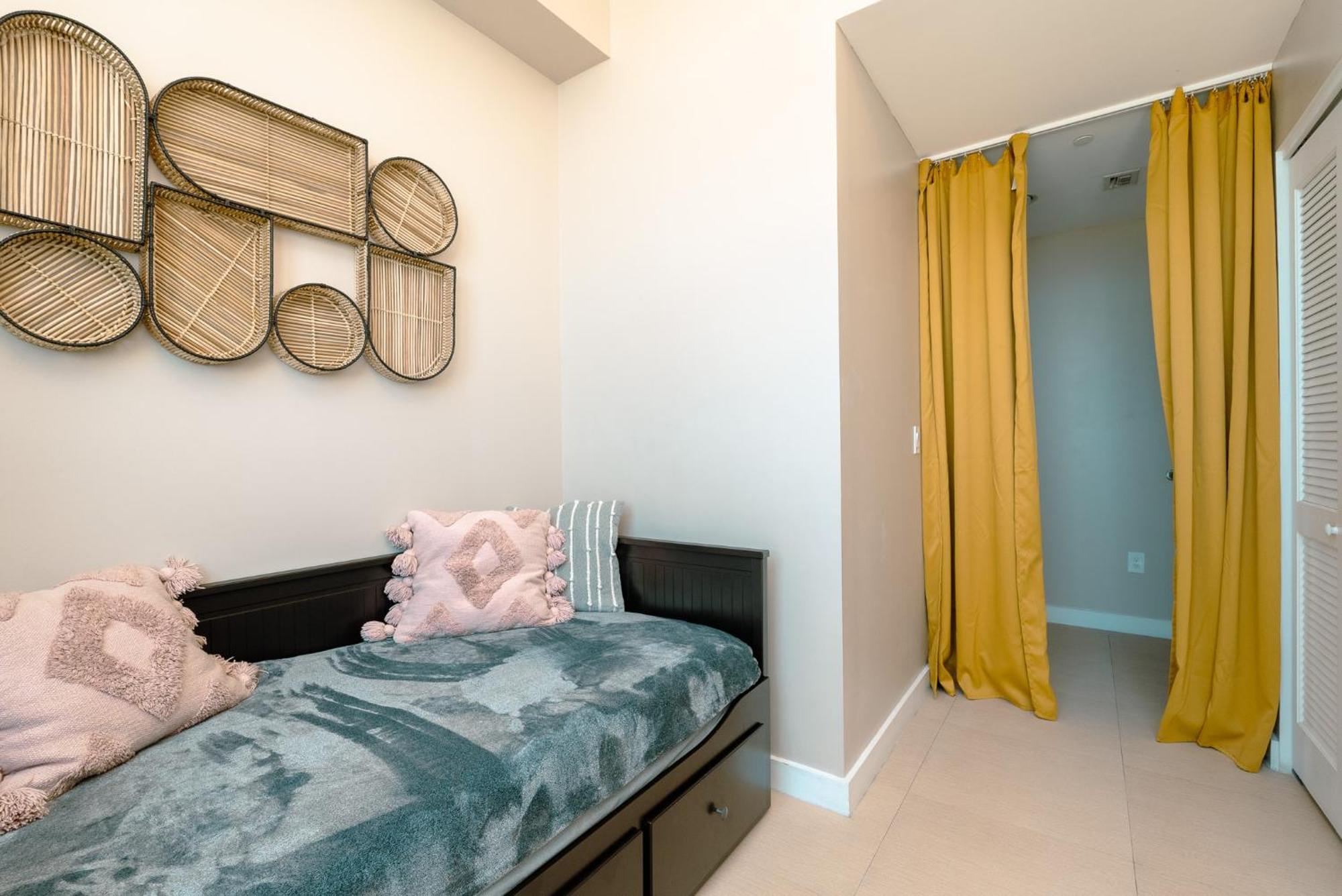 Monte Carlo Miami Beach Room photo
